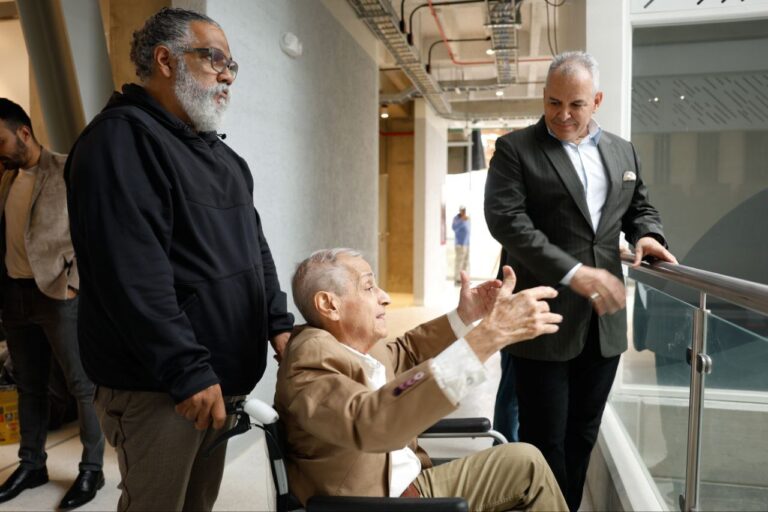 photo_5102987151779409294_y