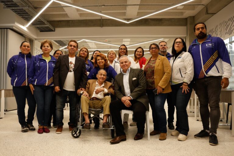 photo_5102987151779409305_y