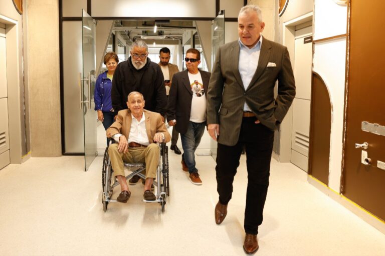 photo_5102987151779409306_y